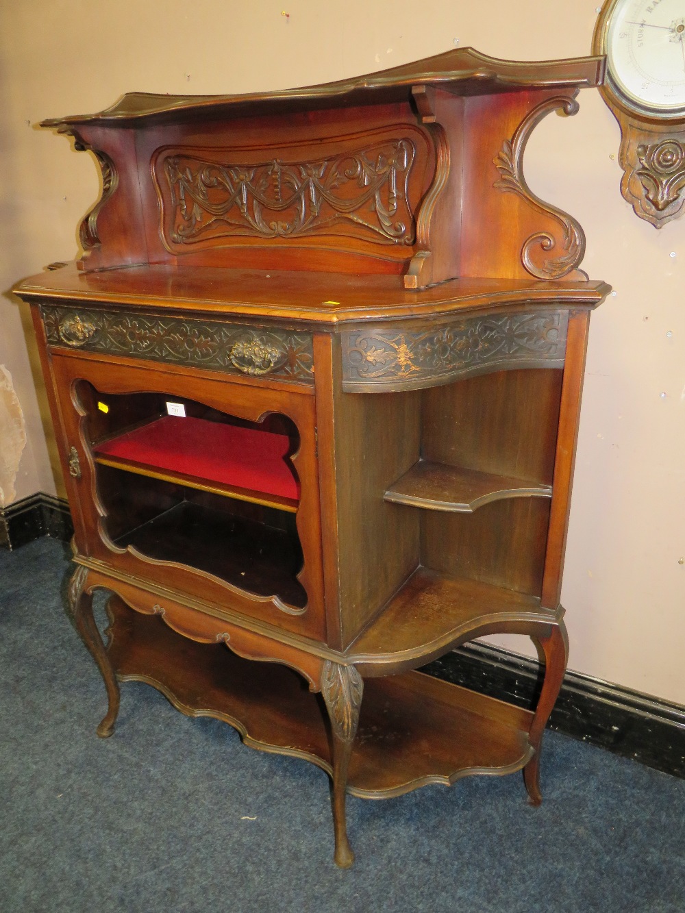 AN EDWARDIAN MAHOGANY PARLOUR CABINET WITH PANEL BACK W-122 cm - Bild 6 aus 7