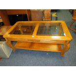 A MODERN GLASS TOPPED COFFEE TABLE W-129 CM