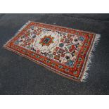 A LARGE 20TH CENTURY WOOLLEN RUG APPROX 190 X 115 CM