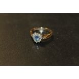 A HALLMARKED 9CT GOLD DRESS RING - APPROX WEIGHT 2.7 G