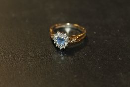 A HALLMARKED 9CT GOLD DRESS RING - APPROX WEIGHT 2.7 G