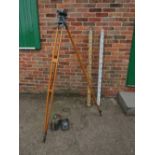 A HILGER WATTS SURVEYORS LEVEL WITH TRIPOD AND SURVEYORS STAFFS