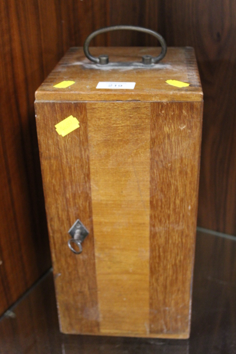 AN OAK CASED MICROSCOPE - Bild 2 aus 2