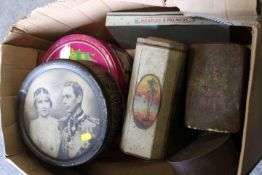 A TRAY OF VINTAGE TINS TO INCLUDE A HUNTLEY AND PALMER EXAMPLE