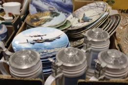 A TRAY OF RAF COMMORATIVE CERAMICS TO INCLUDE TANKARDS AND COLLECTORS PLATES TOGETHER WITH