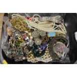 A TRAY OF ASSORTED MODERN COSTUME JEWELLERY TO INCLUDE WATCHES, PEARLS ETC