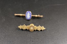 A HALLMARKED 9CT GOLD BROOCH TOGETHER WITH A 9CT EXAMPLE WITH CENTRAL WEDGWOOD STYLE VIGNETTE (2)