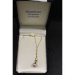 A 9CT GOLD TAHITAIN PEARL STYLE NECKLACE