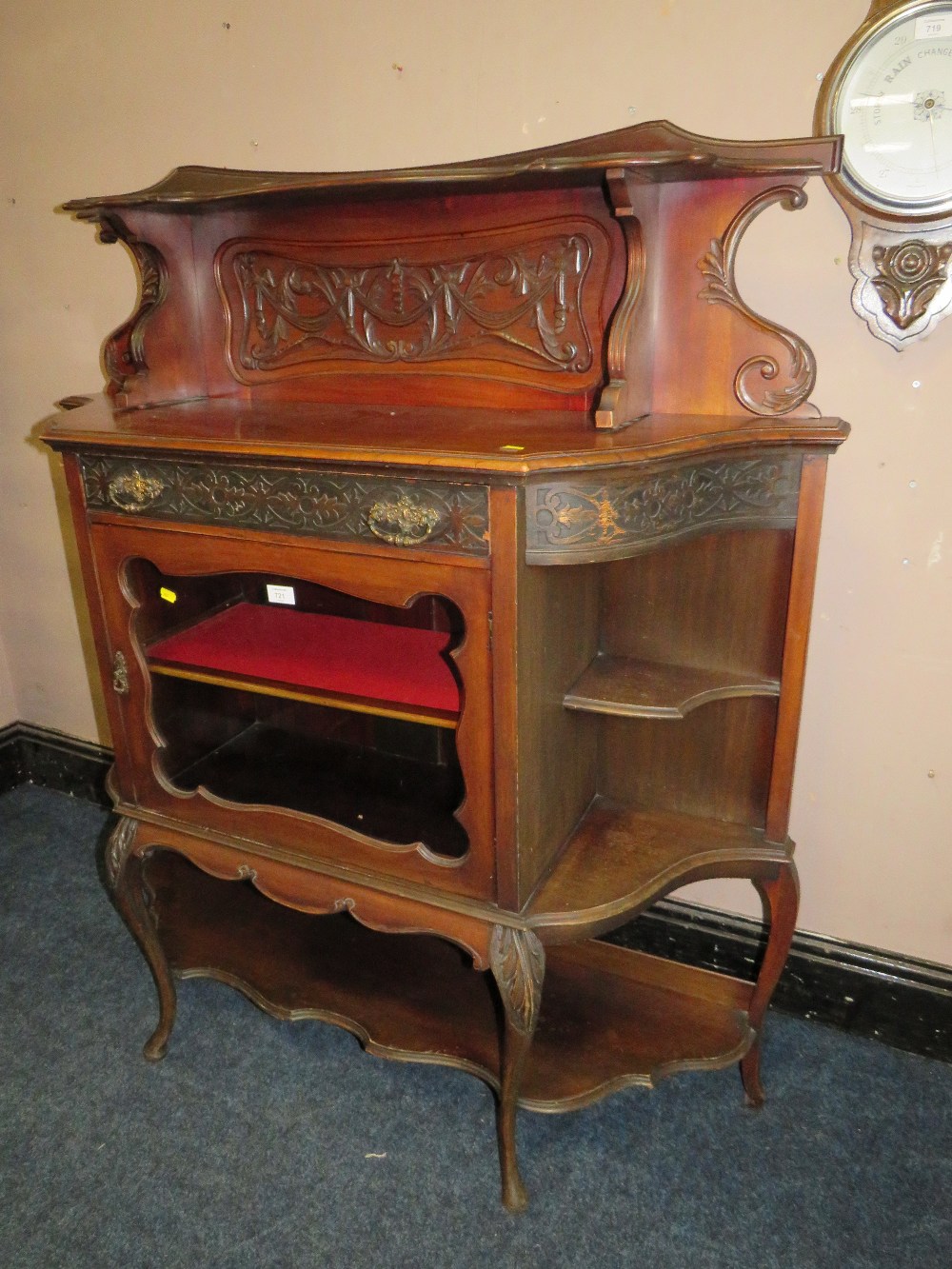 AN EDWARDIAN MAHOGANY PARLOUR CABINET WITH PANEL BACK W-122 cm - Bild 2 aus 7