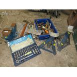 A SELECTION OF TOOLS, SOCKET SET, 2 AXLE STANDS, TROLLEY JACK AND A METAL WOODWORKING VICE