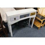 A MODERN THREE DRAWER CONSOLE TABLE W-97 CM TOGETHER WITH A MODERN IKEA RUG (2)