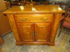 A REPRODUCTION CABINET WITH CUTLERY IN THE DRAWER W-97 CM