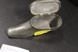 A VINTAGE NOVELTY SNUFF BOX IN THE FORM OF A SHOE