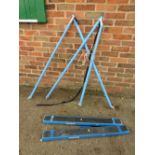 A PAIR OF DRAPER TR2 FOLDING TRESTLE TABLES WITH TWO ANKALAD LADDERS STABILISERS