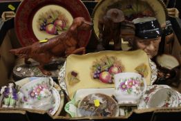 A TRAY OF ASSORTED CERAMICS TO INCLUDE AYNSLEY ORCHARD GOLD, ROYAL DOULTON RED SETTER