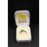 A HALLMARKED 9CT GOLD DRESS RING - APPROX WEIGHT 2.1 G