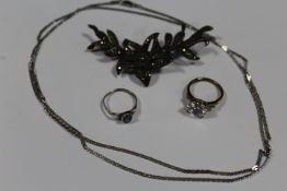 A LARGE VINTAGE SILVER MARCASITE BROOCH, SILVER RING, SILVER CHAIN AND DRESS RING