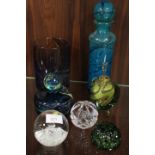 A SELECTION OF MDINA GLASS ETC TO INCLUDE A SCENT BOTTLE AND A CYLINDRICAL BOTTLE WITH STOPPER