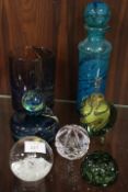 A SELECTION OF MDINA GLASS ETC TO INCLUDE A SCENT BOTTLE AND A CYLINDRICAL BOTTLE WITH STOPPER