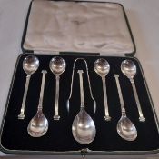A CASED SET OF SILVER SPOONS COMPRISING 6 TEASPOONS, 1 LARGER SPOON AND SUGAR TONGS - SHEFFIELD 1938