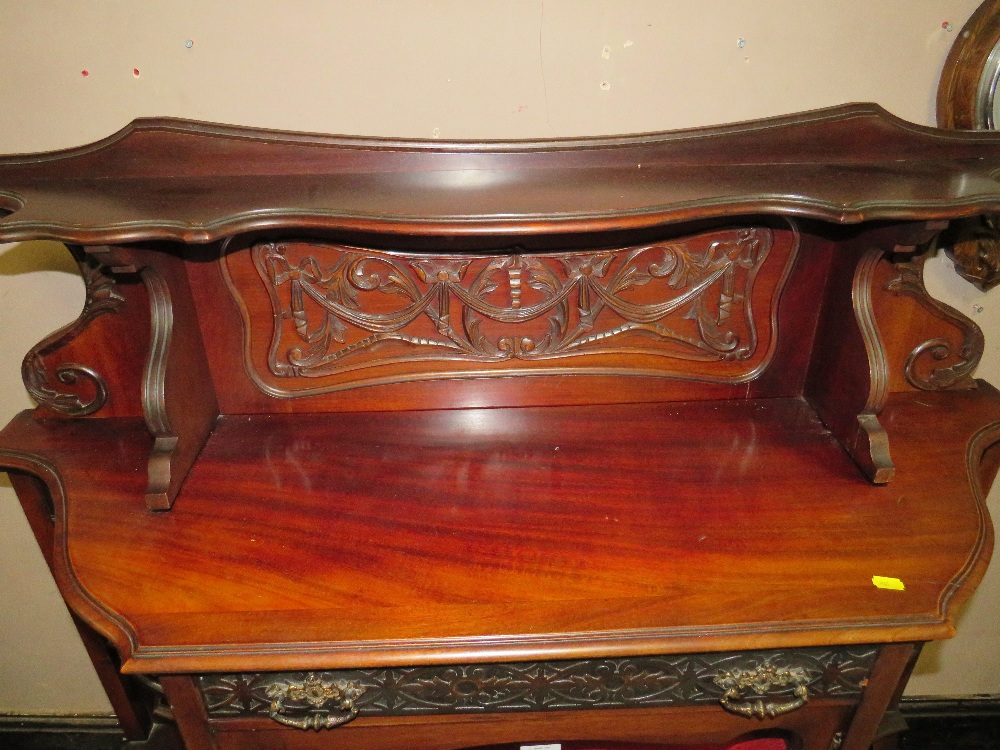 AN EDWARDIAN MAHOGANY PARLOUR CABINET WITH PANEL BACK W-122 cm - Bild 4 aus 7