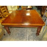 A HEAVY 19TH CENTURY MAHOGANY PULL OUT EXTENDING DINING TABLE WITH ONE SPARE LEAF