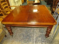 A HEAVY 19TH CENTURY MAHOGANY PULL OUT EXTENDING DINING TABLE WITH ONE SPARE LEAF
