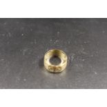 A HALLMARKED 18CT GOLD WEDDING BAND - APPROX WEIGHT 5.7 G