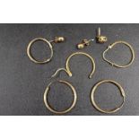 A SMALL COLLECTION OF UNMARKED YELLOW METAL TO INCLUDE HOOP EARRINGS