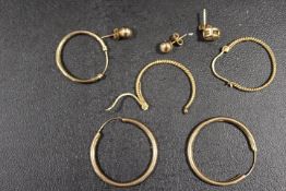 A SMALL COLLECTION OF UNMARKED YELLOW METAL TO INCLUDE HOOP EARRINGS
