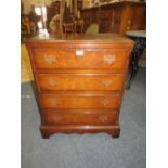 A 20TH CENTURY WALNUT FOUR DRAWER CHEST OF DRAWERS W-60 CM