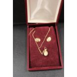 A HALLMARKED 9CT GOLD COFFEE BEAN PENDANT NECKLACE AND EARRINGS