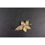 A HALLMARKED 9CT GOLD BROOCH IN THE FORM OF A LEAF - APPROX WEIGHT 2.8 G