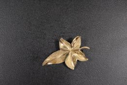 A HALLMARKED 9CT GOLD BROOCH IN THE FORM OF A LEAF - APPROX WEIGHT 2.8 G