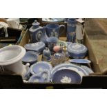 A TRAY OF ASSORTED WEDGWOOD JASPERWARE TO INCLUDE PAPERWEIGHT, LIDDED TEA POY