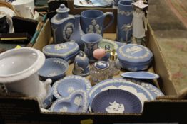 A TRAY OF ASSORTED WEDGWOOD JASPERWARE TO INCLUDE PAPERWEIGHT, LIDDED TEA POY