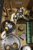 A TRAY OF VINTAGE METALWARE TO INCLUDE BRASS DESK STAND, NOVELTY ART DECO CRUET ETC