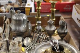 A TRAY OF ASSORTED METALWARE TO INCLUDE CANDLESTICKS