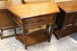 A REPRODUCTION OAK CREDANCE STYLE HALL TABLE WITH SINGLE DRAWER W 81 CM