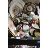 A TRAY OF ASSORTED CERAMICS TO INCLUDE SMALL ROYAL DOULTON CHARACTER JUGS, SMALL ROYAL DOULTON