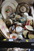 A TRAY OF ASSORTED CERAMICS TO INCLUDE SMALL ROYAL DOULTON CHARACTER JUGS, SMALL ROYAL DOULTON