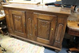 A LARGE ANTIQUE FRENCH STYLE OAK SIDEBOARD WITH CARVED DETAIL H-106 W-176 CM