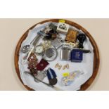 TRAY OF SMALL COLLECTABLES TO INCLUDE HALLMARKED SILVER BAR BROOCH, LIGHTERS, VINTAGE CUFFLINKS ETC