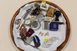 TRAY OF SMALL COLLECTABLES TO INCLUDE HALLMARKED SILVER BAR BROOCH, LIGHTERS, VINTAGE CUFFLINKS ETC