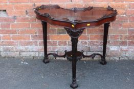 A REPRODUCTION MAHOGANY HEART SHAPED SILVER TYPE TABLE - W 92 CM - A/F