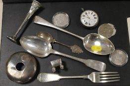 A BOX OF SILVER HALLMARKED ITEMS TO INCLUDE POCKET WATCH/SPOON ETC
