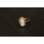 A 9CT GOLD CAMEO RING 2G