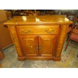 A REPRODUCTION CABINET WITH CUTLERY IN THE DRAWER W-97 CM