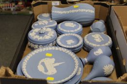 A TRAY OF ASSORTED WEDGWOOD JASPERWARE TO INCLUDE A VASE