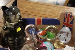 A SMALL TRAY OF COLLECTABLES TO INCLUDE PAPERWEIGHTS AND A NOVELTY CAT TEA POT